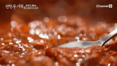 국물이-걸쭉하게-진하고-고기에-양념이-착-달라붙은-광주-돼지찌개-모습