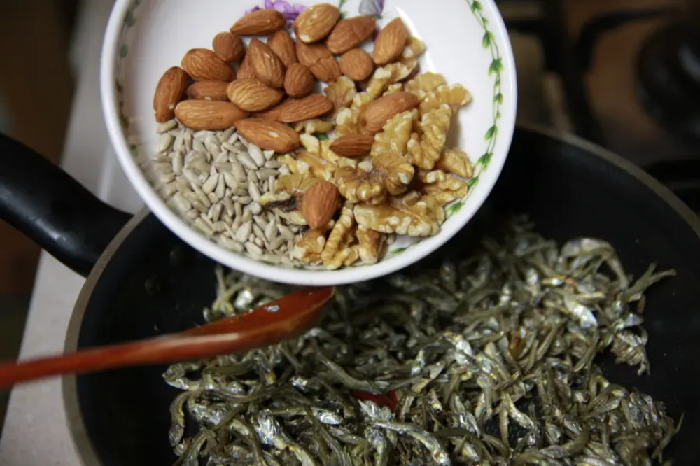 견과류 넣는 모습