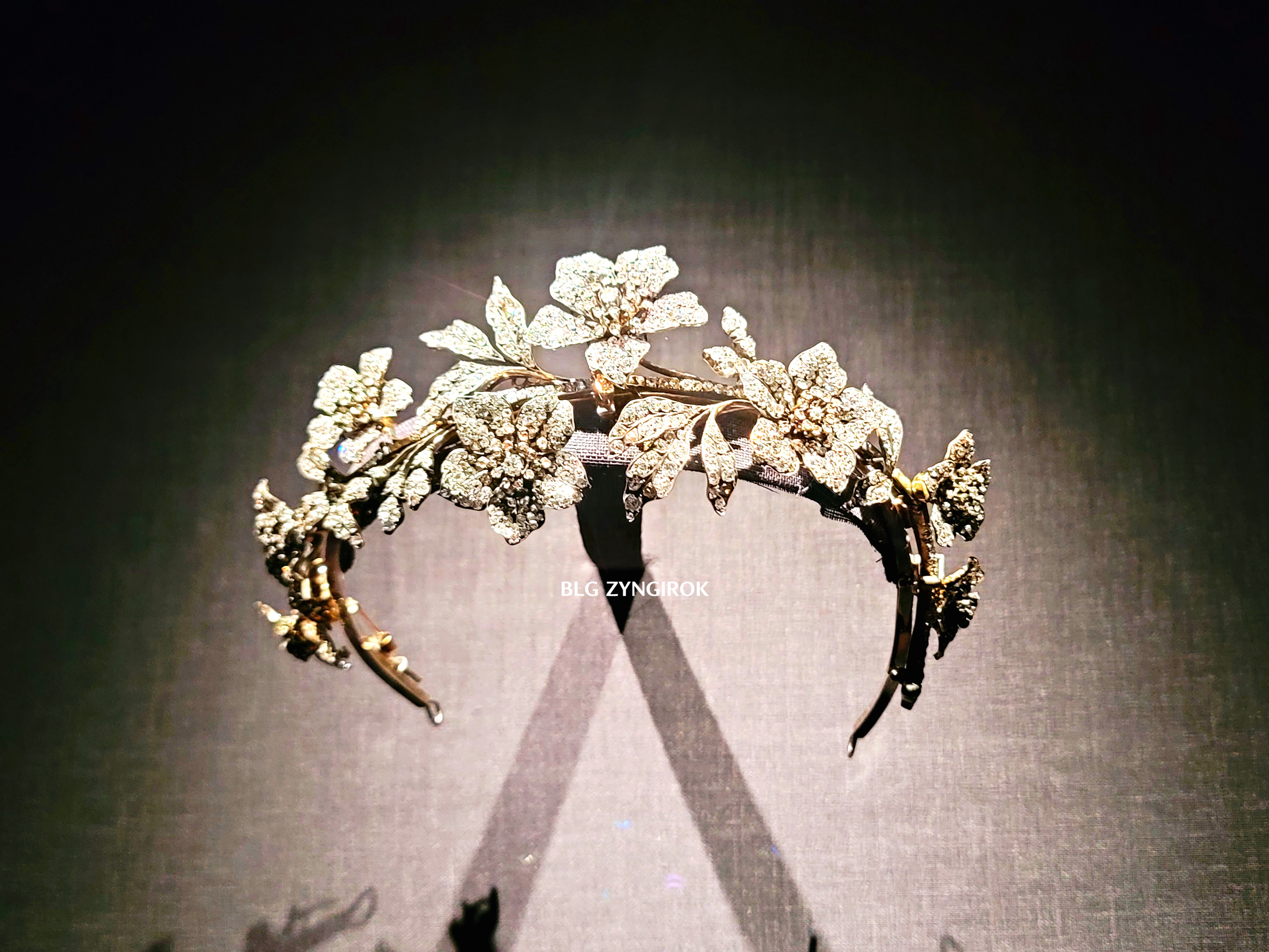 롯데타워 - 롯데뮤지엄 고혹의 보석 매혹의 시간 - 티아라 전시품 모습이다.