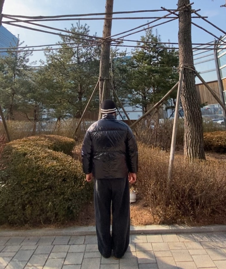 데일리룩('26.1.14.)루오에스펙 울니트비니 울버킷햇 울비니, 마뗑킴 점퍼 패딩 숏패딩 유광패딩 유광점퍼 숏점퍼, 무신사스탠다드 벌룬 팬츠, 컨버스 올스타 클래식 트레이너 옥스