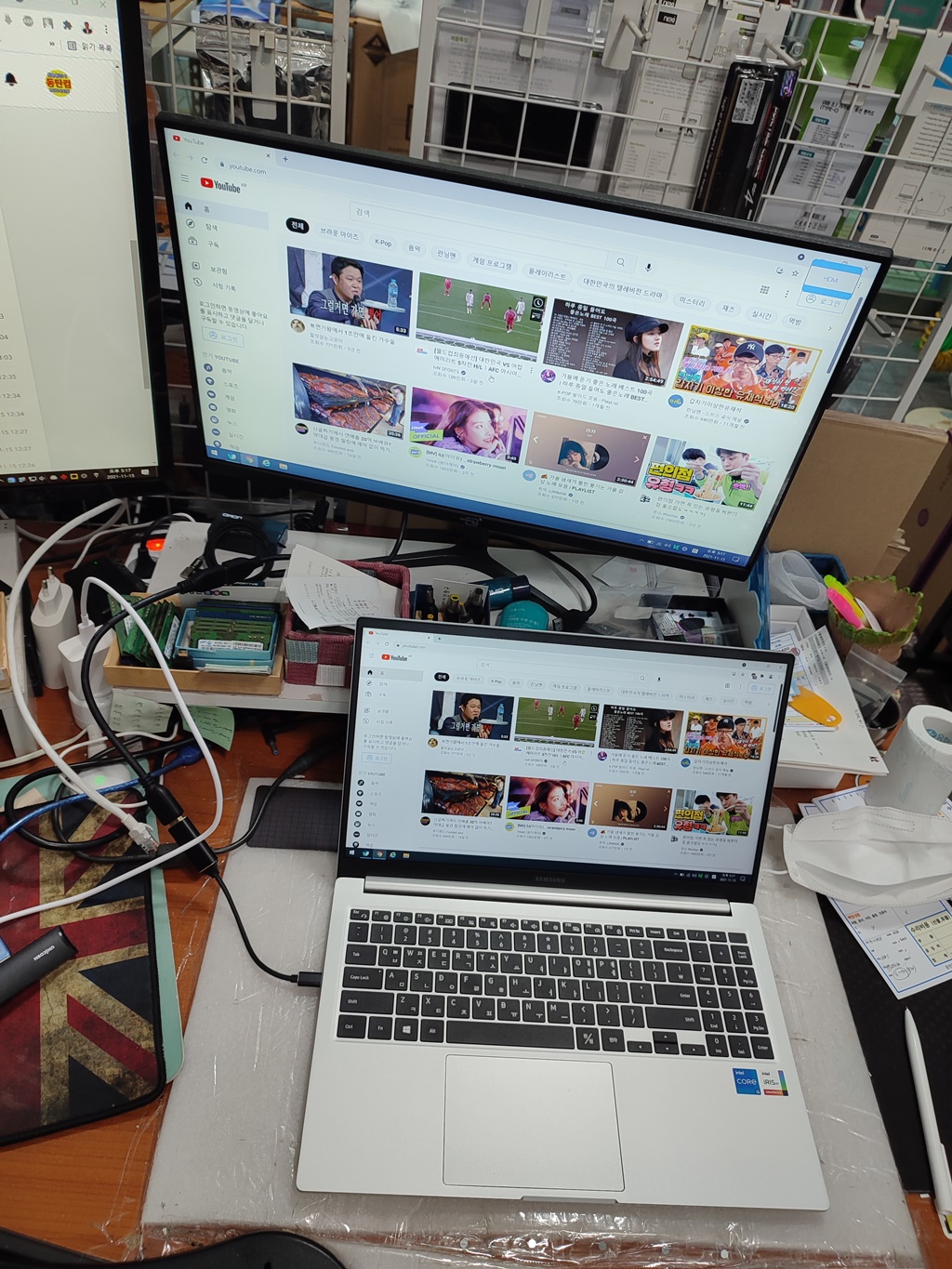 USB C to HDMI 변환 젠더를 이용해서 모니터 출력 확인 중