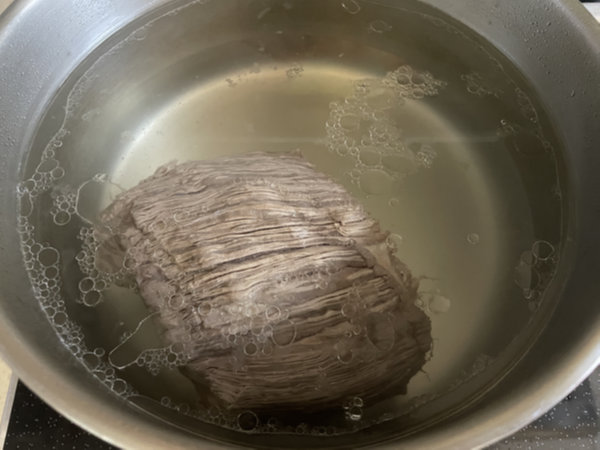 소고기 양지 30분 이상 끓여서 국물 내기 완료