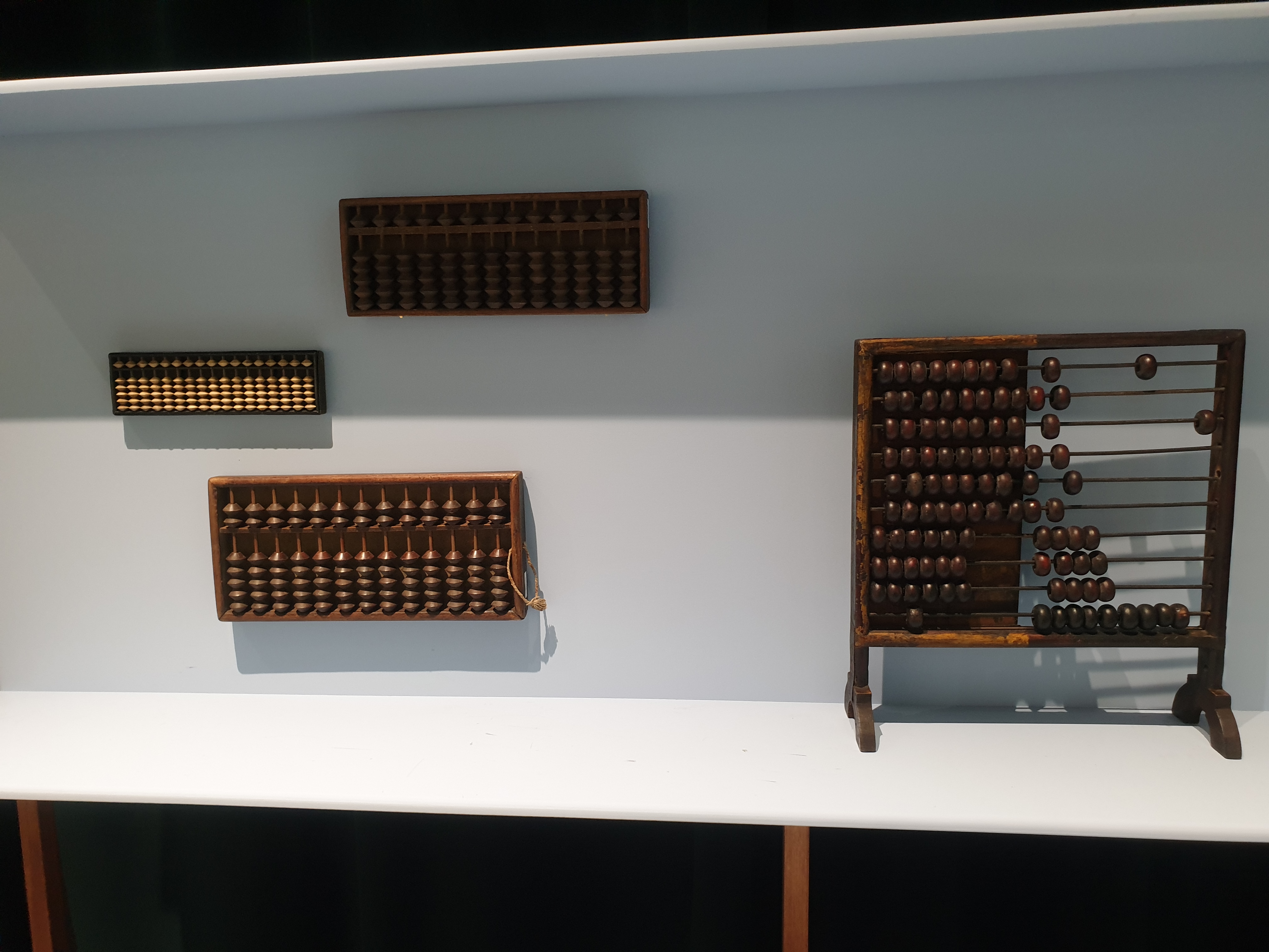 신세계본점 더헤리티지 뮤지엄 명동 사진 전시중에 옛날 주판들