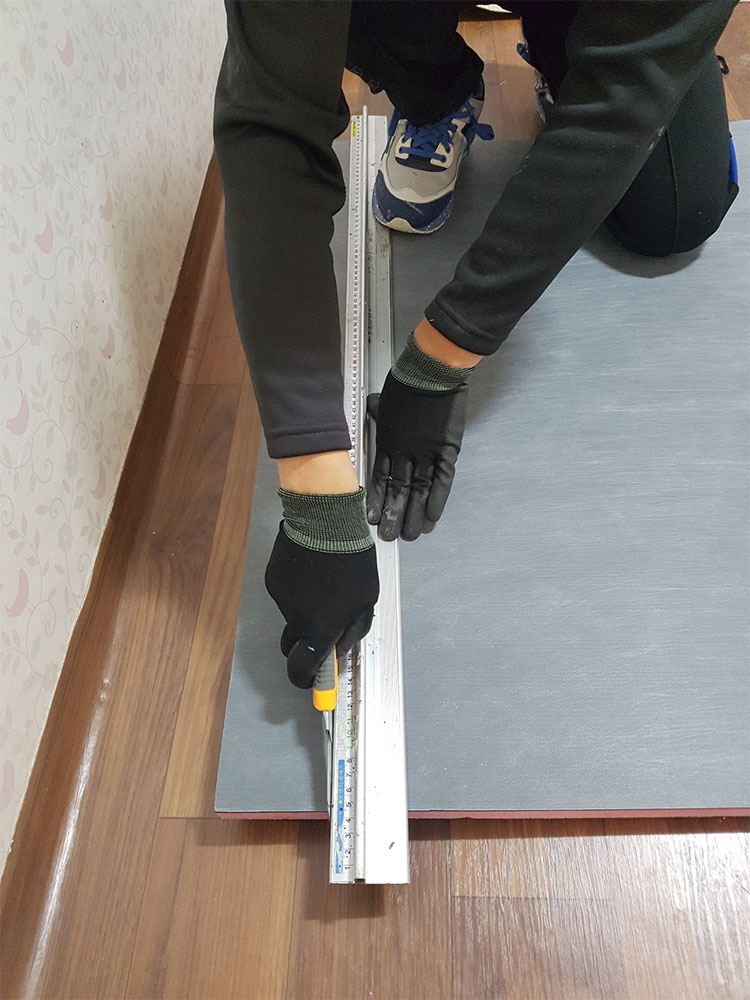 이보드시공-칼로절단