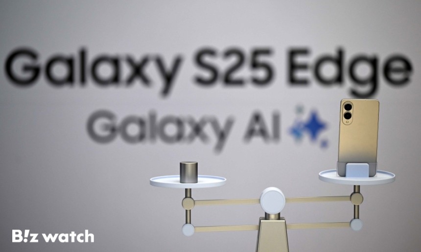삼성전자가 13일 오전 서울 서초구 삼성 강남에서 초슬림형 스마트폰 '갤럭시 S25 엣지'를 정식 공개하고 있다.