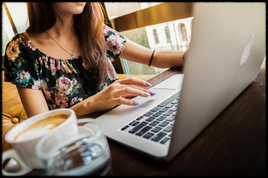 노트북으로 영화 예매하는 모습