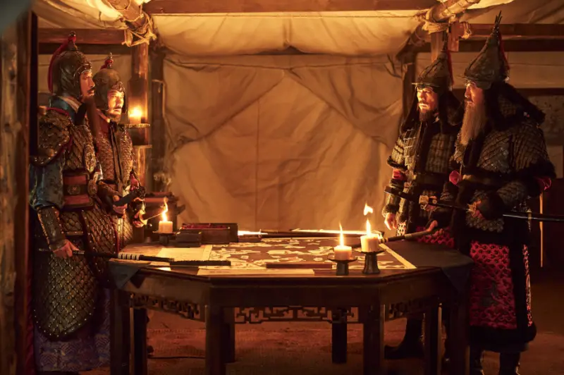 영화 노량- 이순신과 부하들이 막사안에서 회의하는 이미지