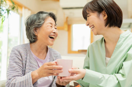 마주 보고 웃고 있는 환자와 보호자