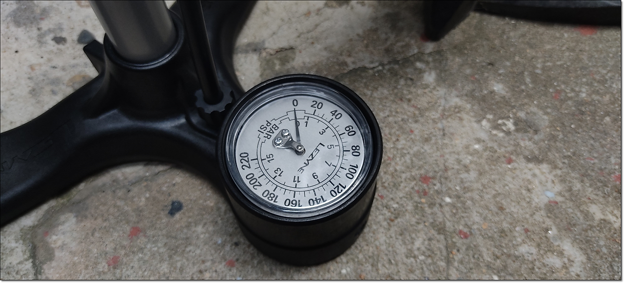 게이지 달린 펌프로 자전거 타이어 공기압 확인