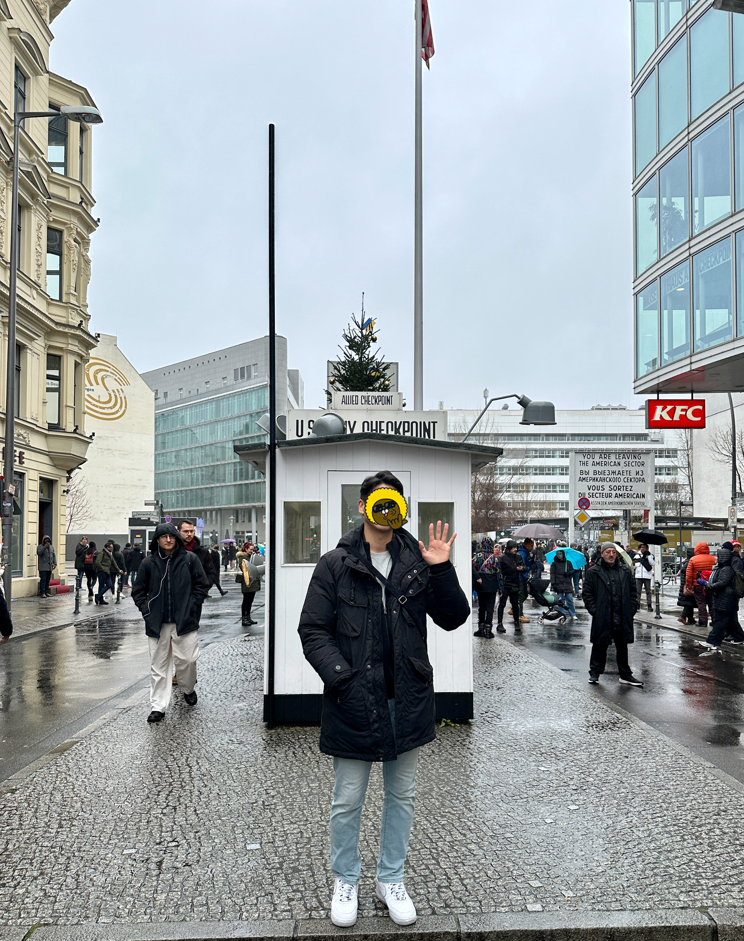 체크포인트 찰리 앞에서