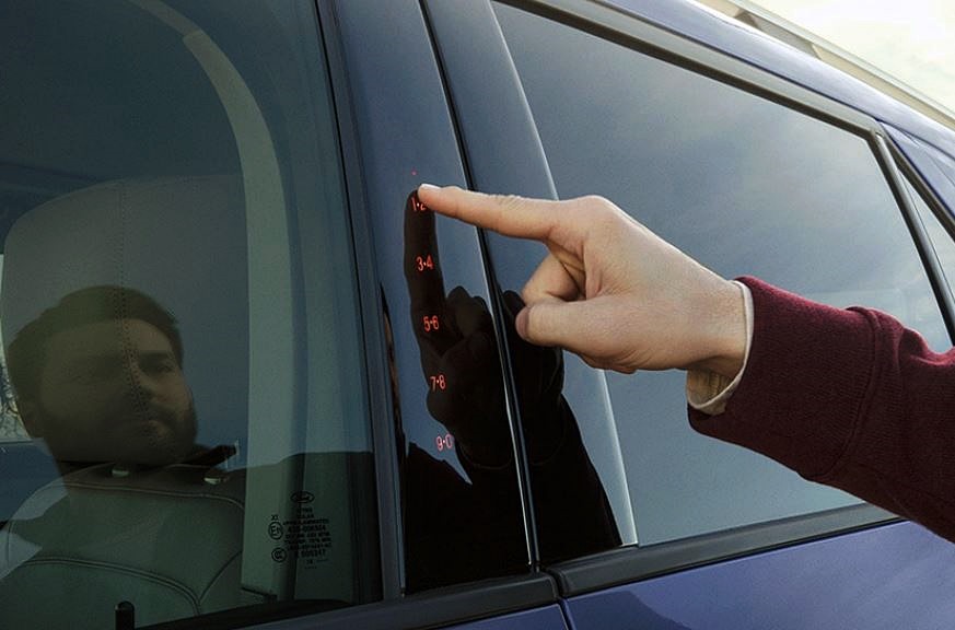 차량 키패드 문관리하는 사진