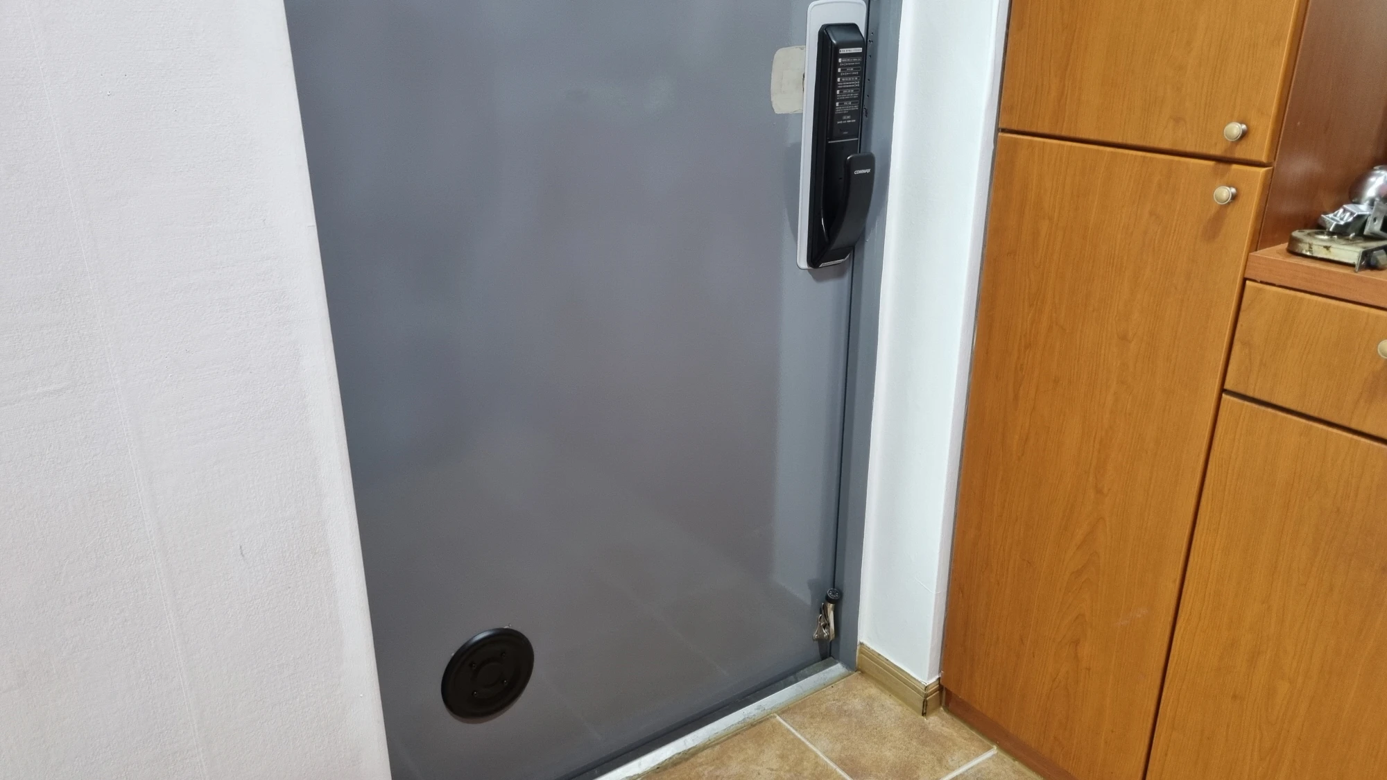 현관문 방범커버 설치 완료 모습