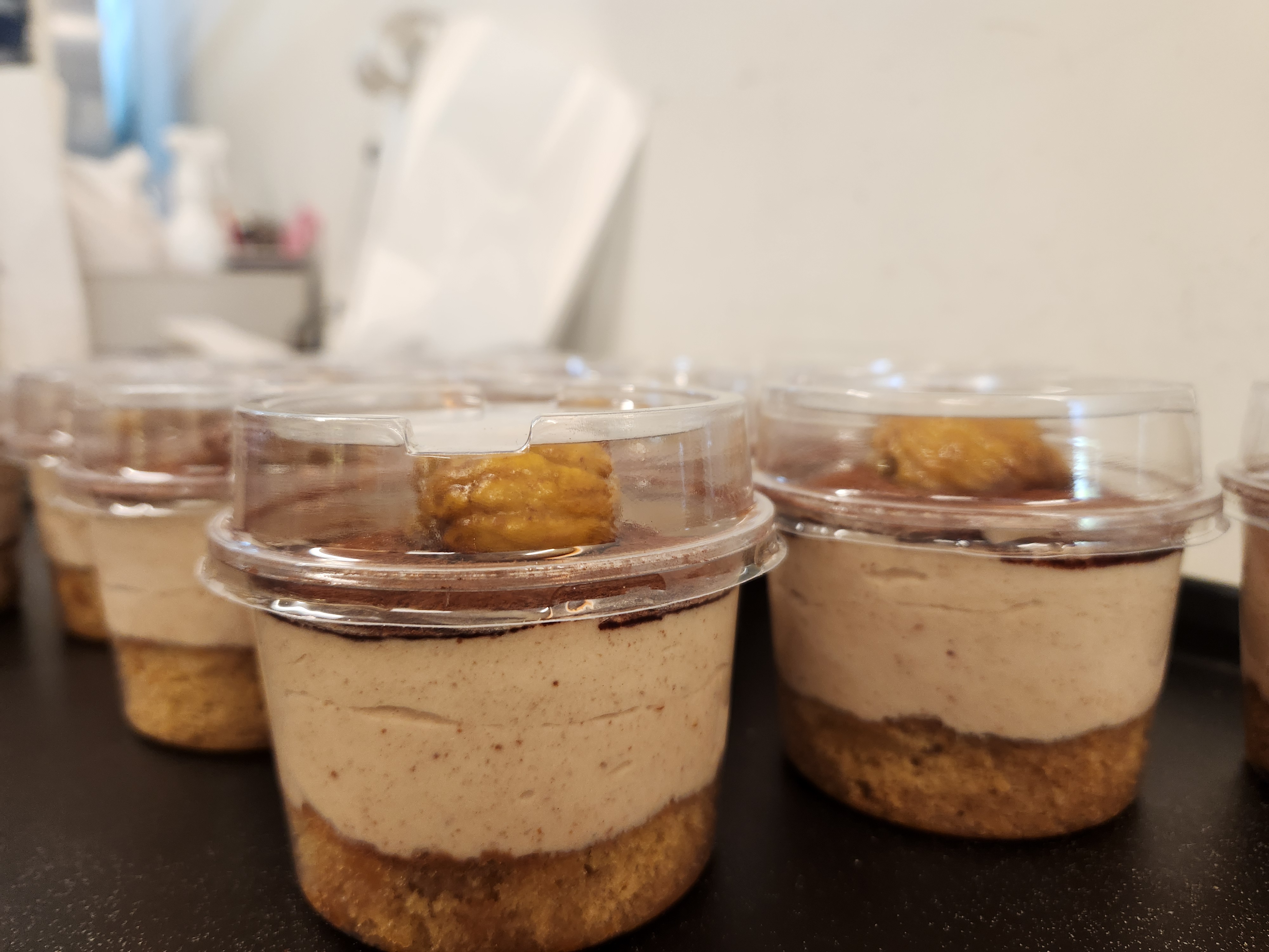 밤 무스와 쿠키 크럼블이 어우러진 디저트 컵, 베이커리 퐁퐁 한정 판매 메뉴