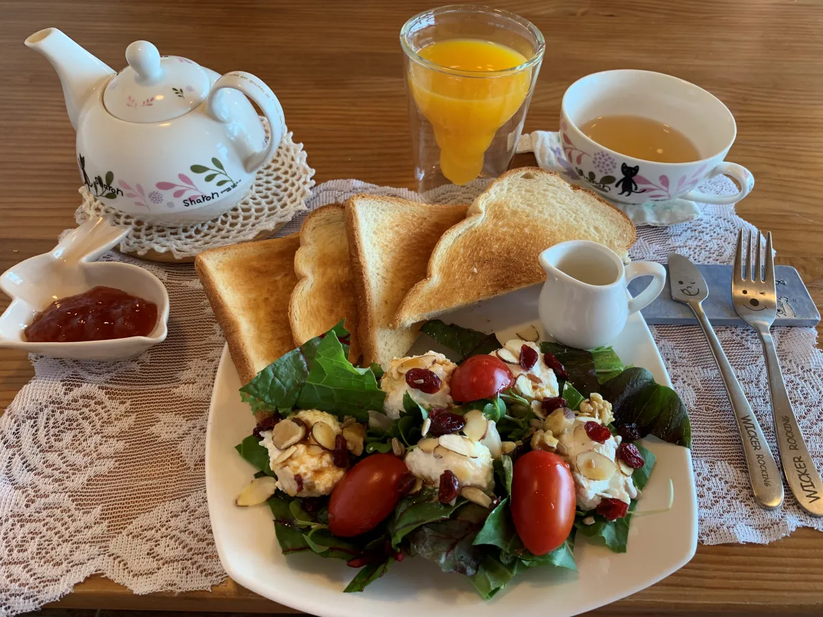 정글게스트하우스-조식-식빵-음료