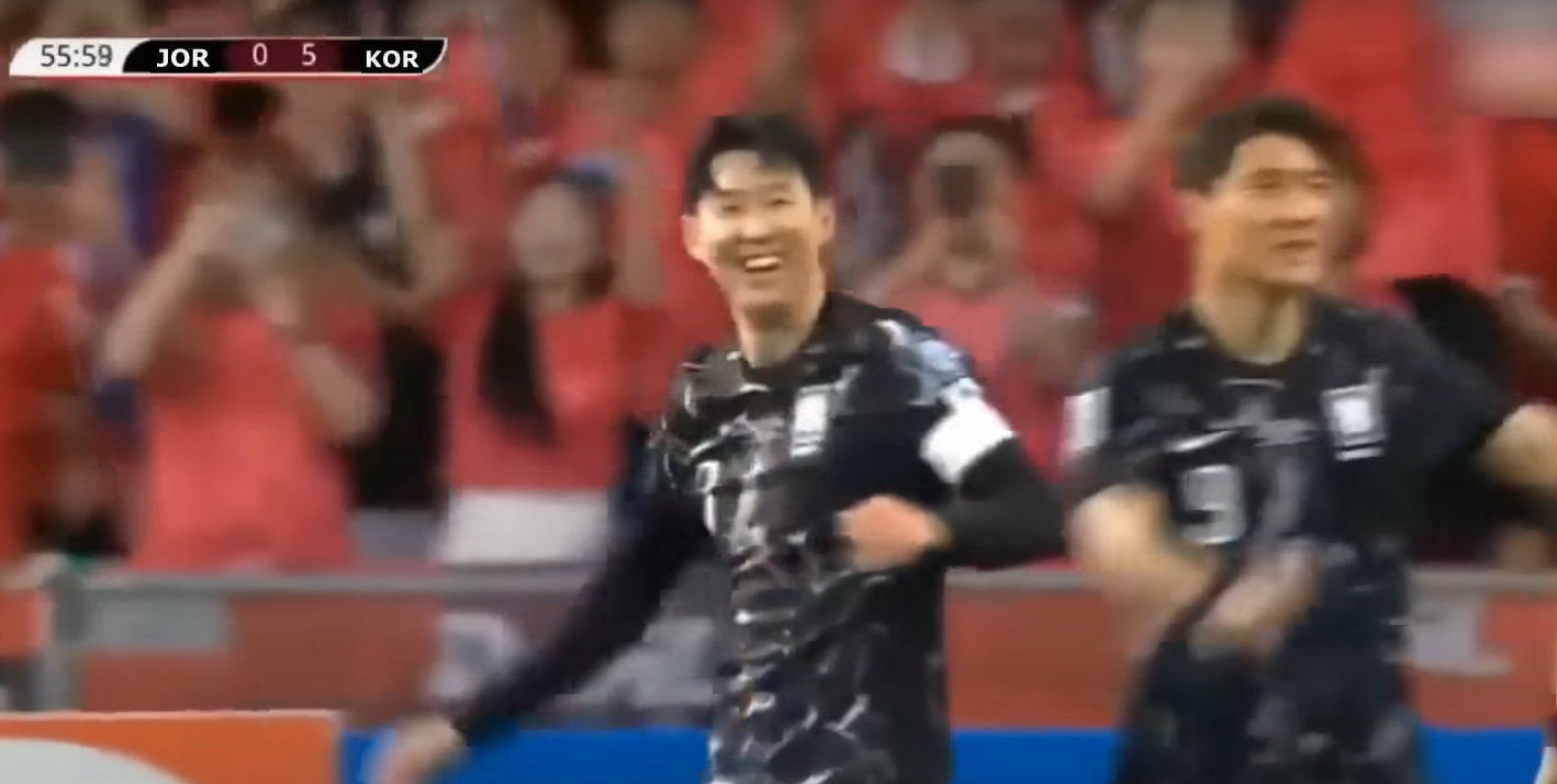 손흥민 선수가 5번째 골을 넣고 즐거워 하는 모습