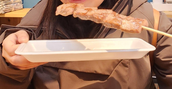 미디엄으로 구어진 와규 구이를 먹는 모습