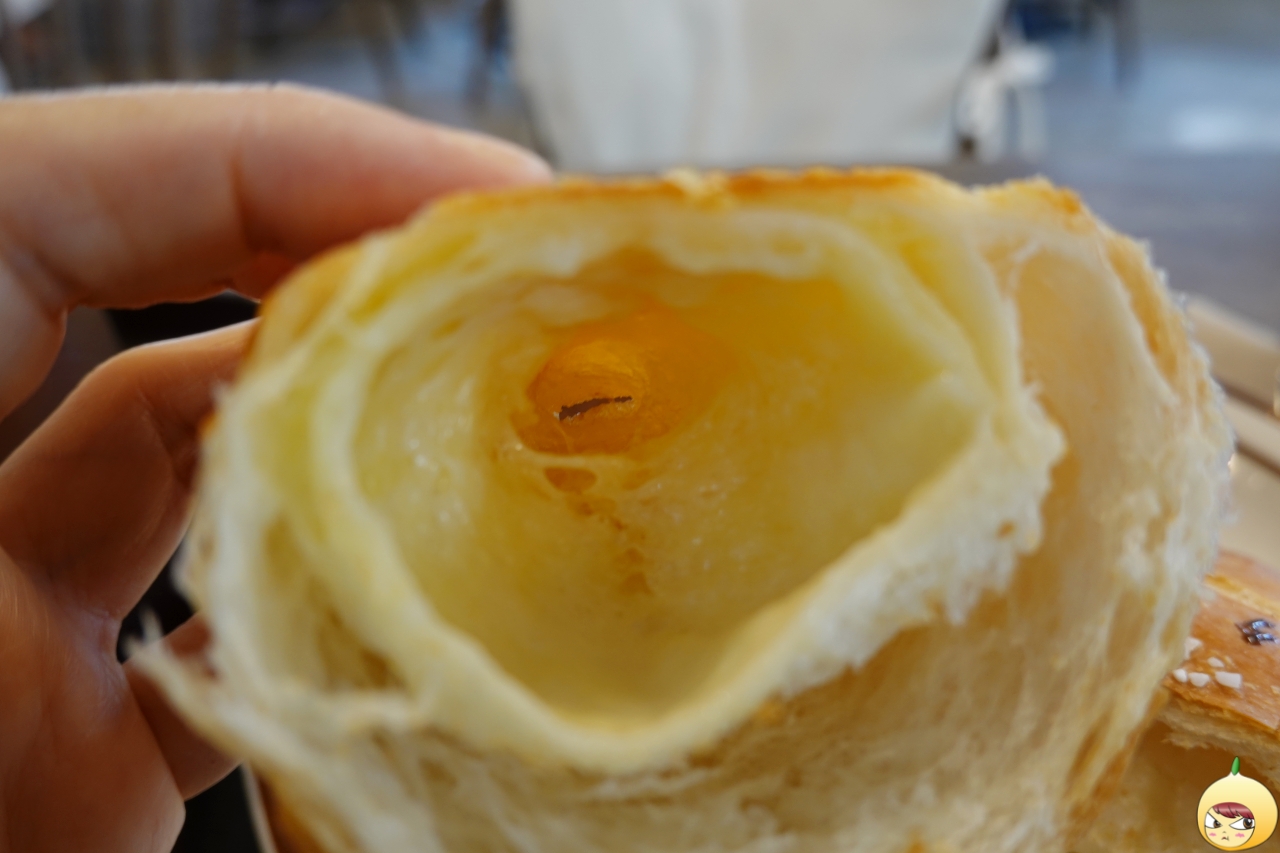 진한 버터풍미가 느껴지는 소금빵 단면