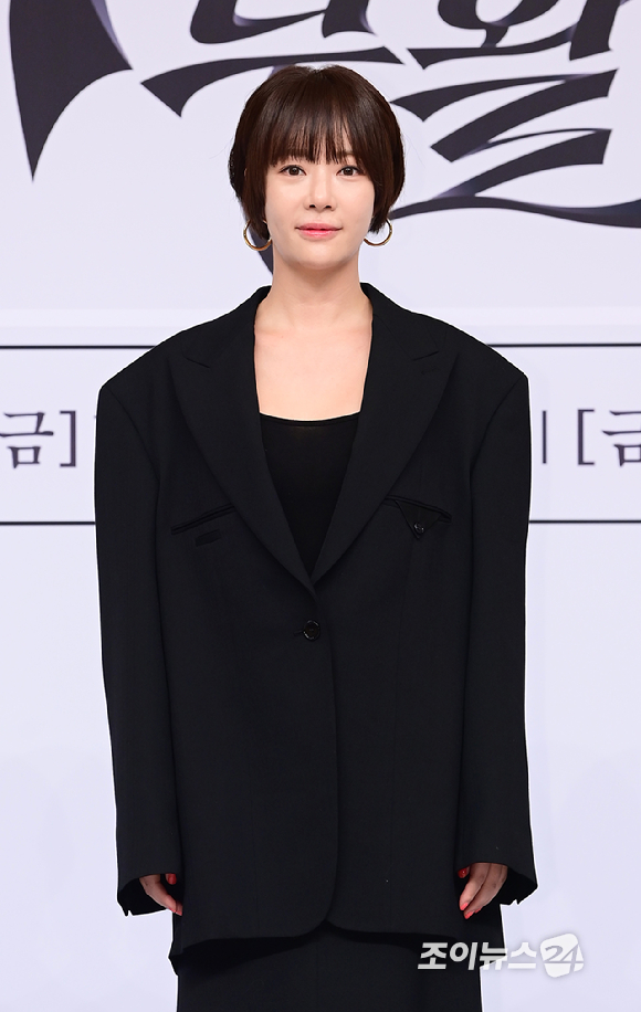 배우 황정음이 27일 오후 서울 양천구 목동 SBS에서 열린 SBS 새 금토드라마 '7인의 부활' 제작발표회에 참석하고 있다. [사진=정소희 기자]