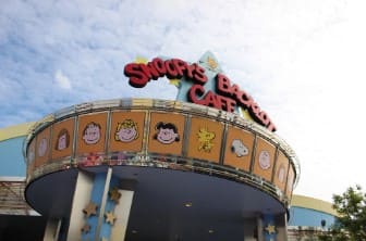 스누피 카페라고 적혀 있는 가게의 외관