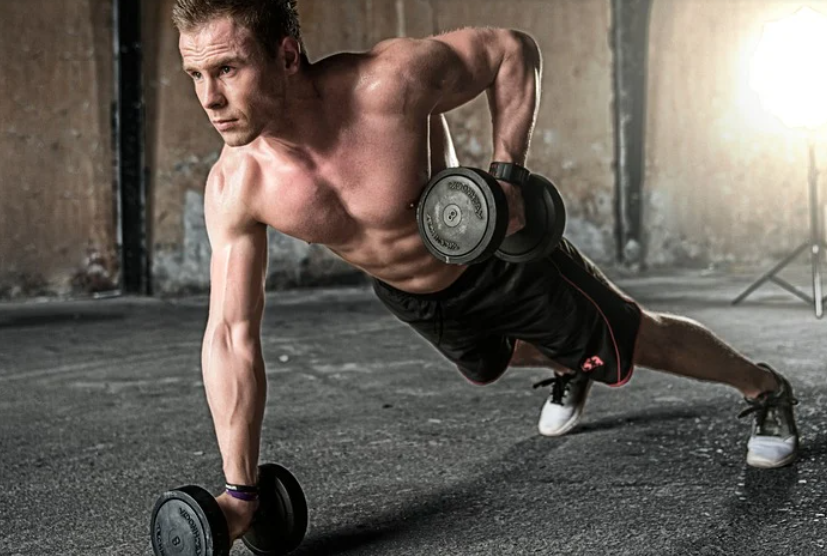 아령을 이용해 팔굽혀펴기를 하는 남성