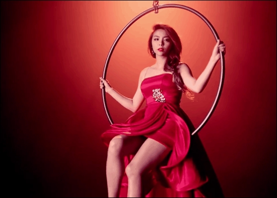 빨간드레스입은 여성