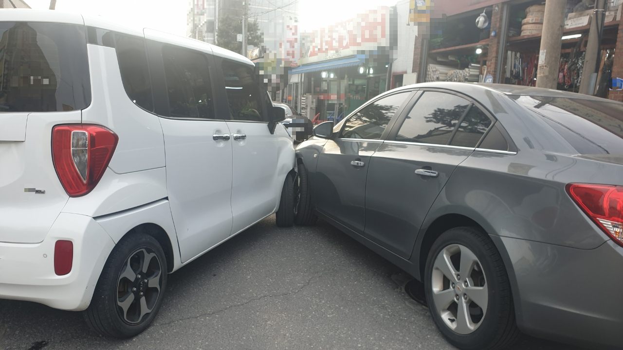 골목길 신호 없는 교차로에서 직진 차량과 좌회전 차량이 앞바퀴 부분으로 충돌한 실제 사고 현장 모습