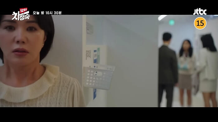 얘기를-듣고-있는-차정숙