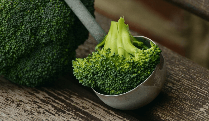 칼륨이 많은 음식 브로콜리가 국자에 담겨 있다
