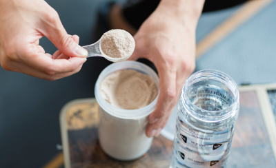 프로틴을 섭취하는 사람