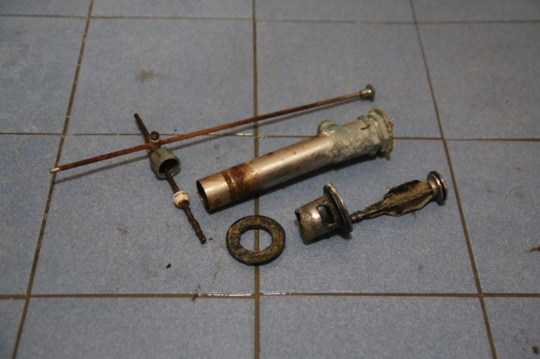 분해한 세면대 수동 마개