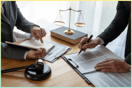 변호사, 법률 고문, 사업가가 계약 세부 사항에 대한 정보를 브레인스토밍. 계약 문서의 정확성을 위해 법률 처리 서적에 비즈니스 계약을 작성. 공동 재정 투자.