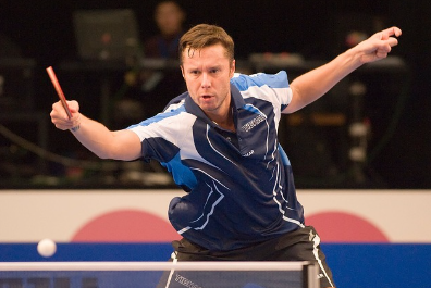 백핸드로 공을 넘기는 플레이어