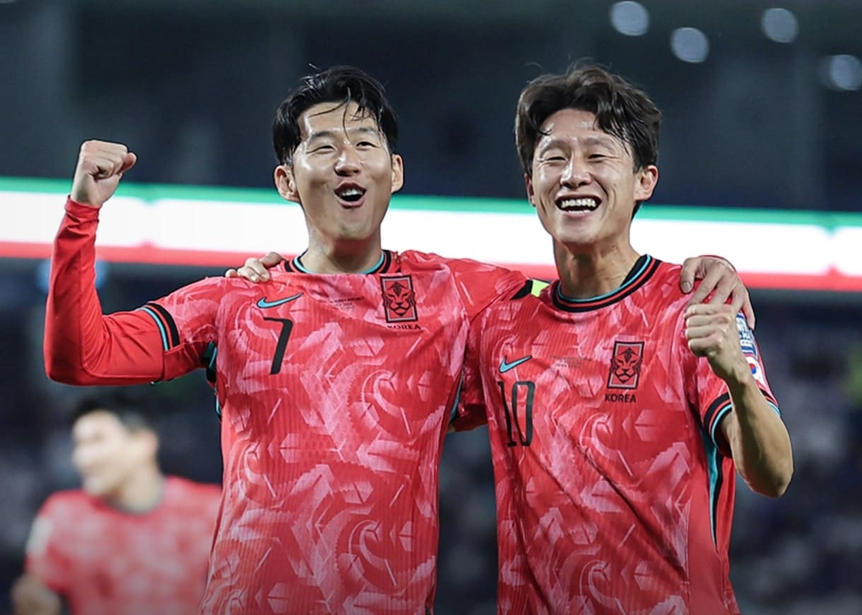 세레머니를 하고있는 손흥민 선수와 이재성 선수