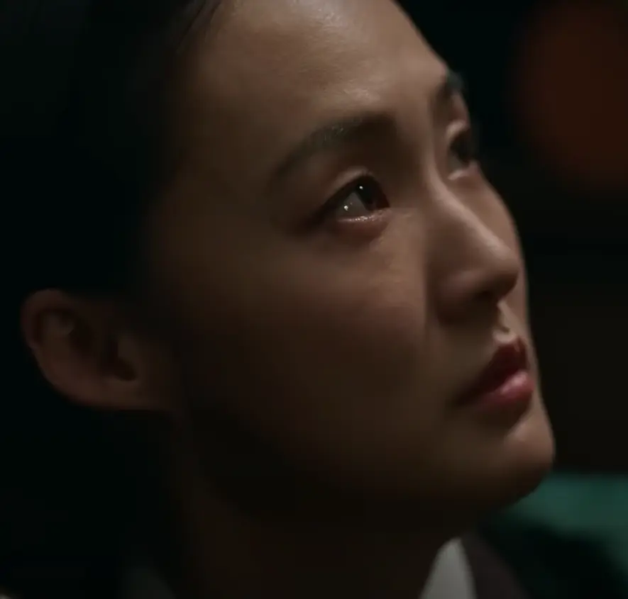 세작- 어두운밤 누군가를 향해 위를 쳐다보는 동상궁