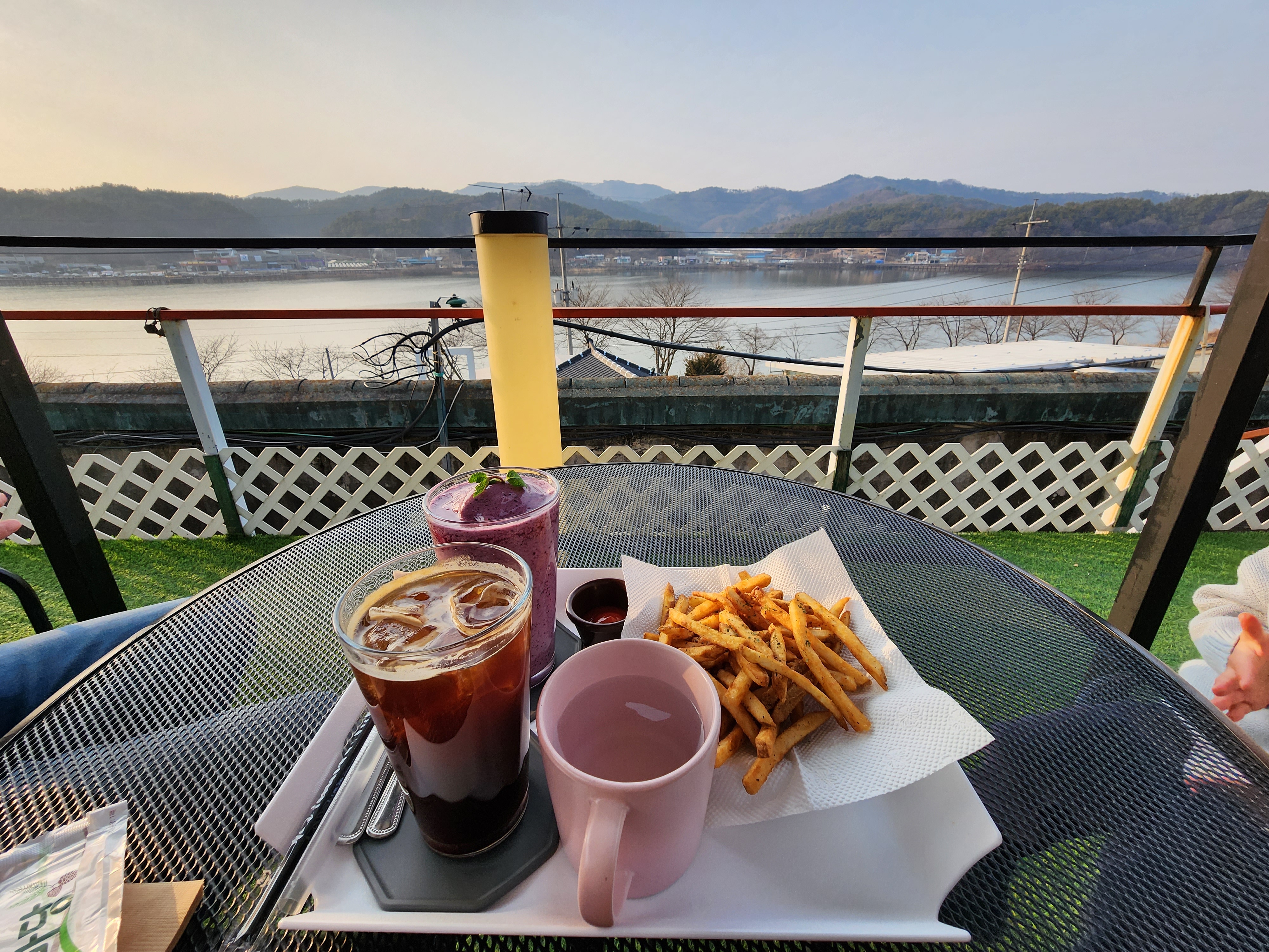 아메리카노, 블루베리 스무디, 케이준 감자튀김