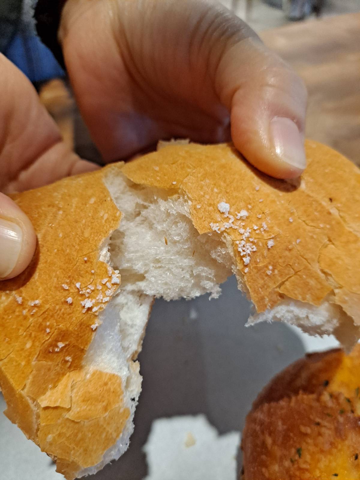 소금빵 속살이 드러나다