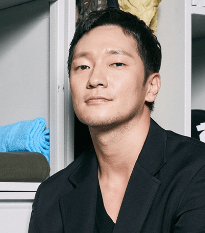 손석구-내무반에서-진지한-표정