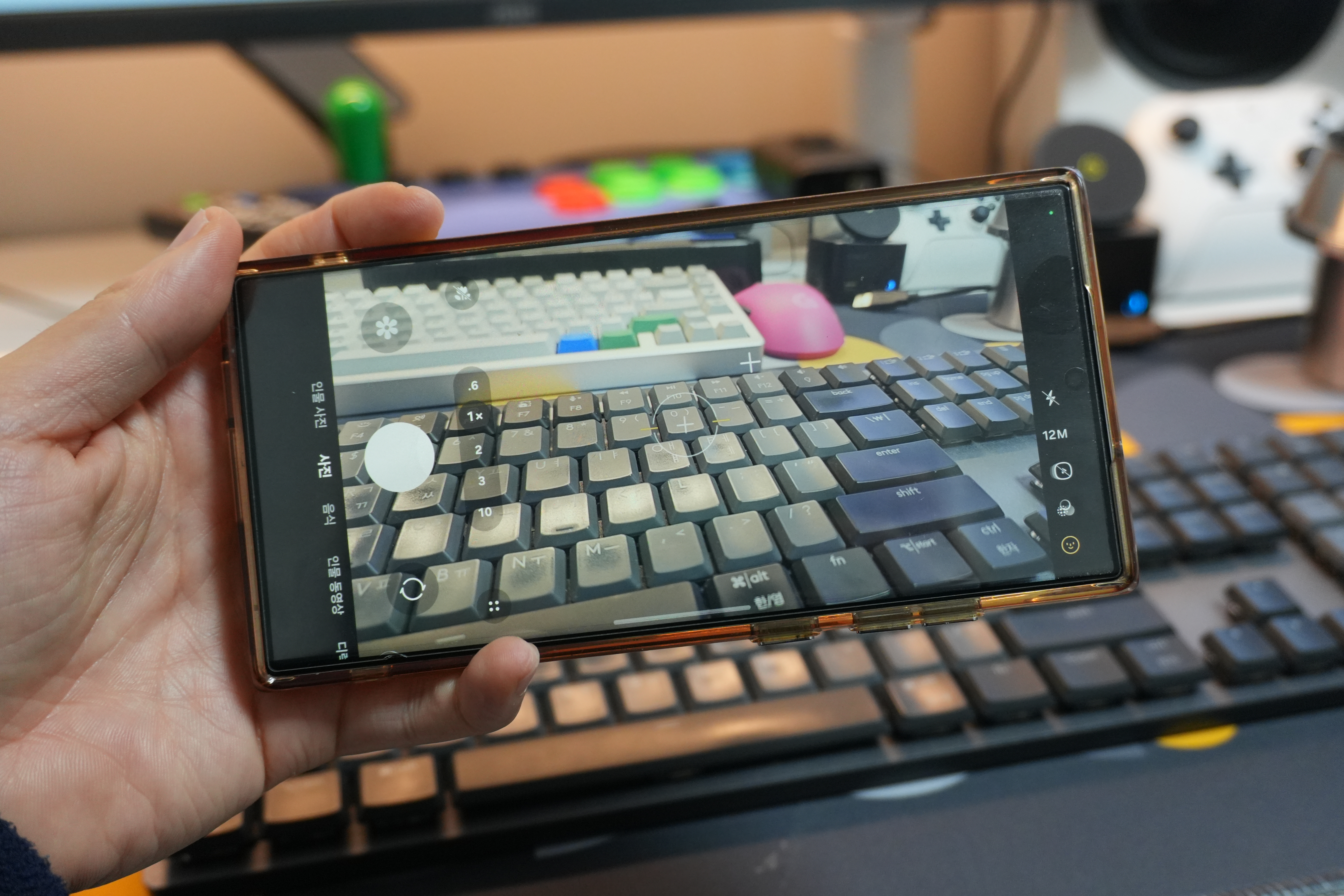 갤럭시S25 울트라 카메라 셔터음 없이 촬영하는 모습