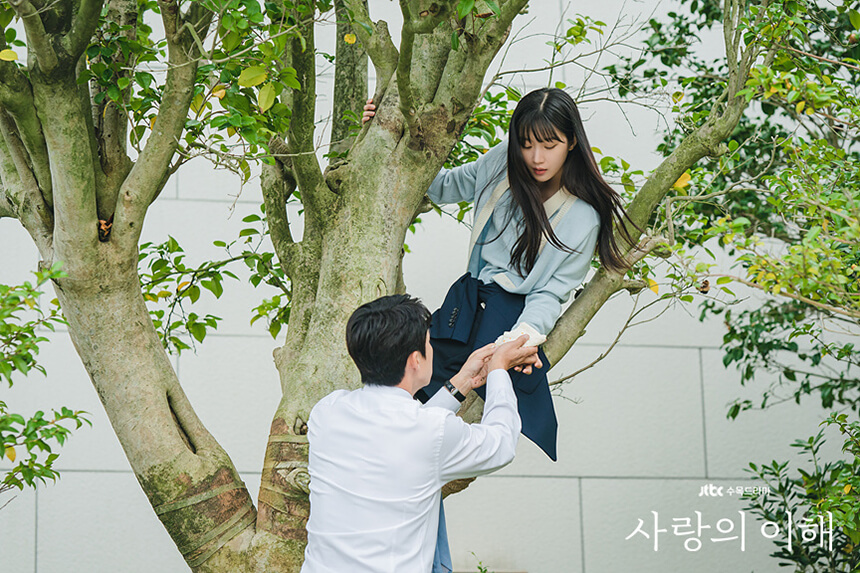 나무에서 내려오는 수영과 손 잡아주는 상수