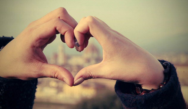 부부, 연인의 하트 모양의 손 동작