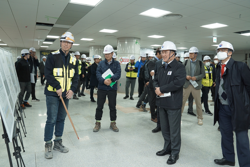 백원국 국토교통부 2차관이 다음 달 말 개통 예정인 수도권 광역급행철도(GTX)-A 노선의 운정중앙∼서울역 현장을 점검하고 있다.