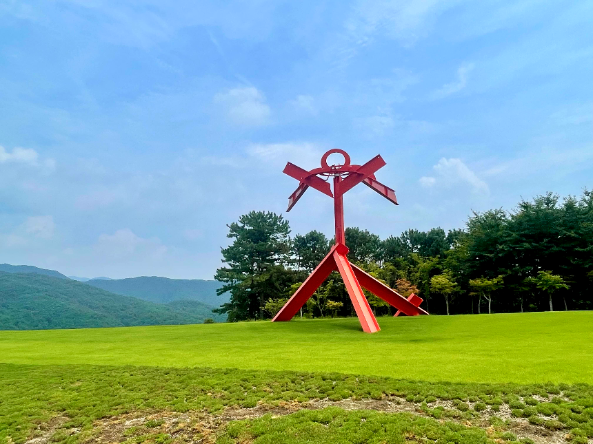 뮤지엄 산 걷는길 붉은색의 미술장식품