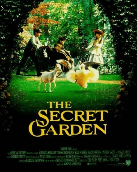 정원에서 주인공들이 뛰는 사진