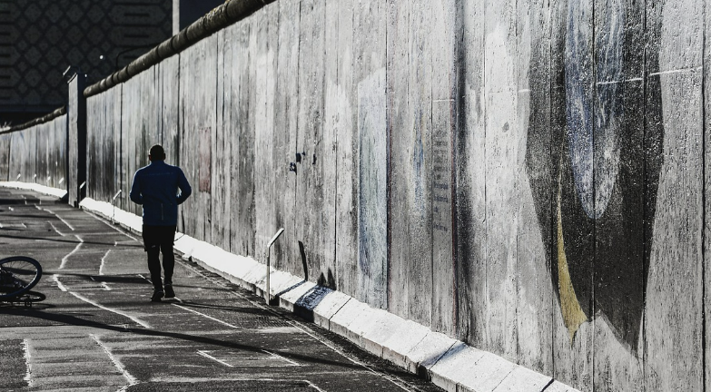 베를린 장벽 붕괴에 얽힌 우연과 음모 🤔