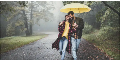 비오는 날 데이트하는 연인