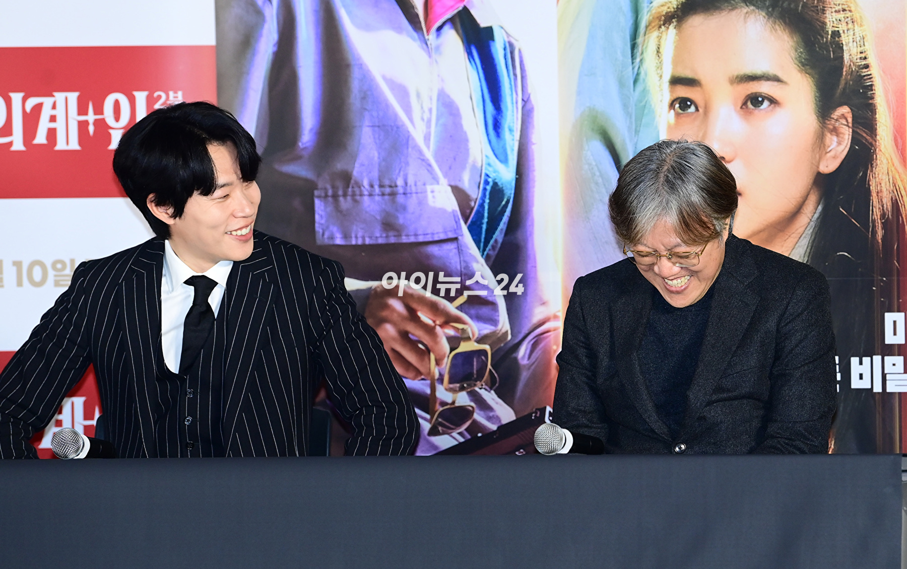 3일 오후 서울 CGV용산아이파크몰에서 열린 영화 '외계인 2부'(감독 최동훈) 언론시사회에서 최동훈 감독이 마지막 인사말을 전하며 울컥하자 류준열이 위로하고 있다. [사진=정소희 기자]