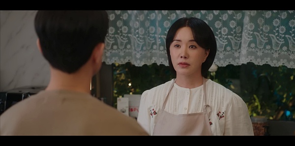 인호에게-얘기-하고-있는-정숙