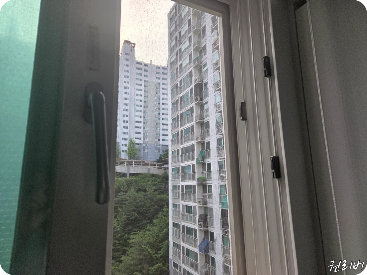 교체-전-오래된-방충망