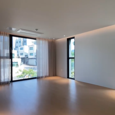 2층 방 구조가 깔끔하며, 큰창과 작은 창이 있어 햇살이 잘 들어오는 구조로 되어 있다.