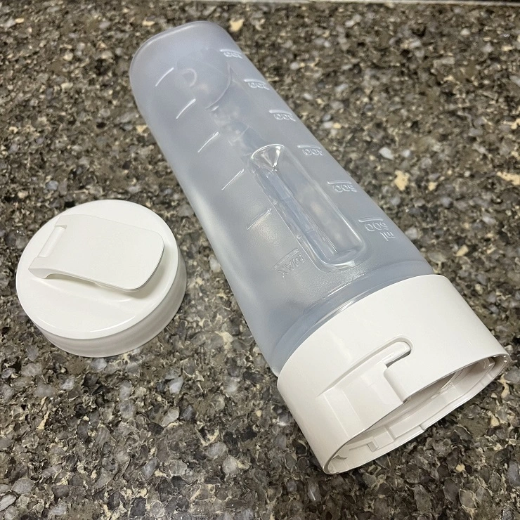 분쇄 날 부분과 결합한 텀블러